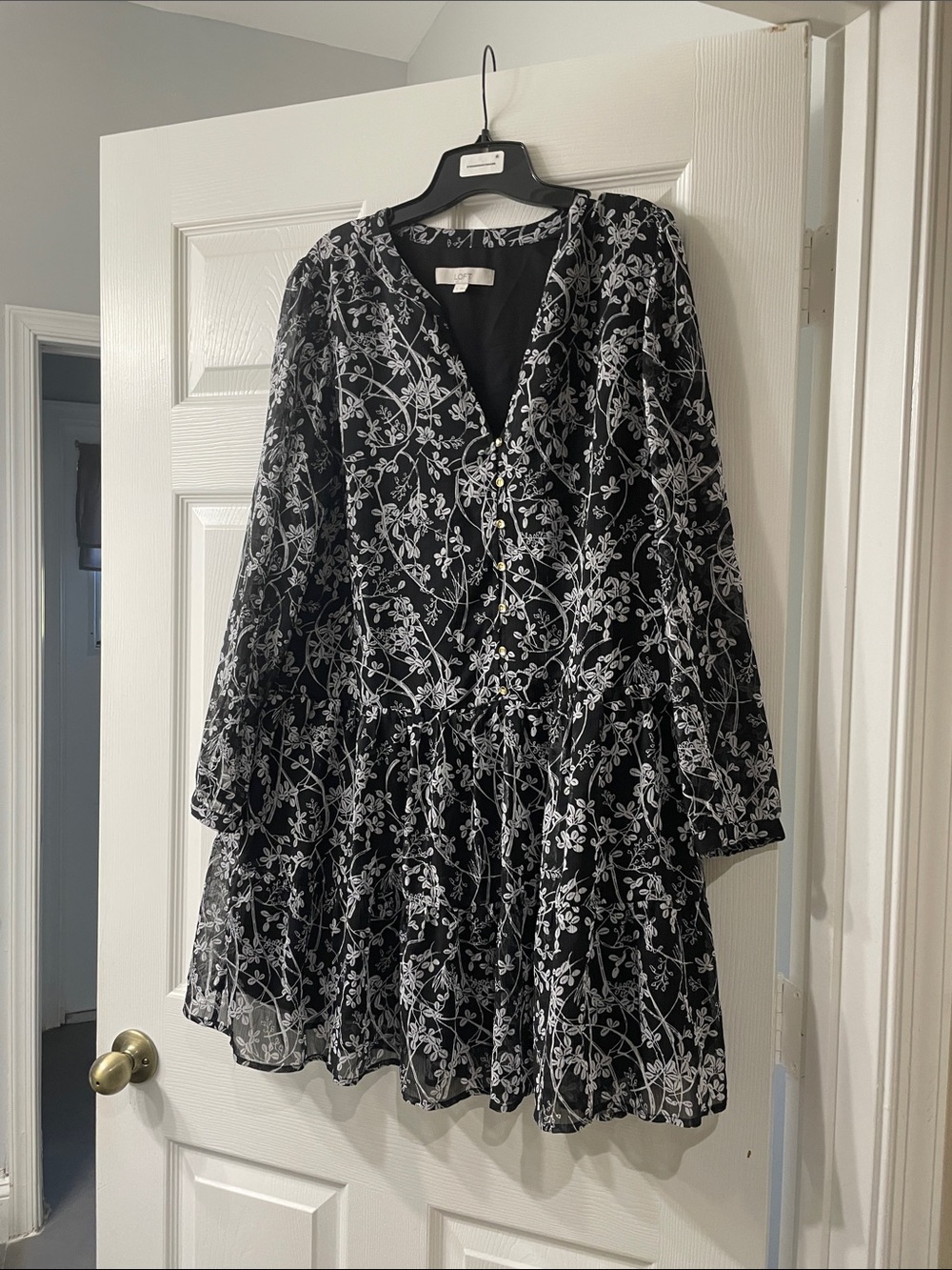 LOFT Black Long-Sleeve Floral dress. V neck shear sleeves. Pre owned good